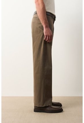 Pantalón Relaxed Fit Para Hombre Vega Pantalón Relaxed Fit Para Hombre Vega Tabaco 38 VÉLEZ