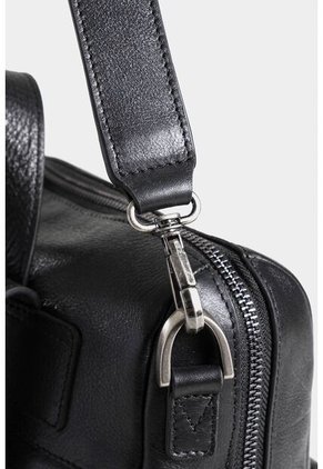 Morral Saba De Cuero Para Mujer Bolsillo Frontal Grabado Morral Saba De Cuero Para Mujer Bolsillo Frontal Grabado Negro VÉLEZ