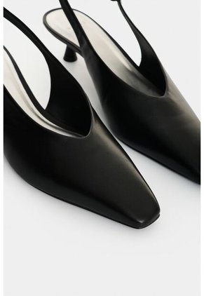 Tacón Cerrado Destalonado De Cuero Para Mujer Ica Tacón Cerrado Destalonado De Cuero Para Mujer Ica Negro 35 VÉLEZ