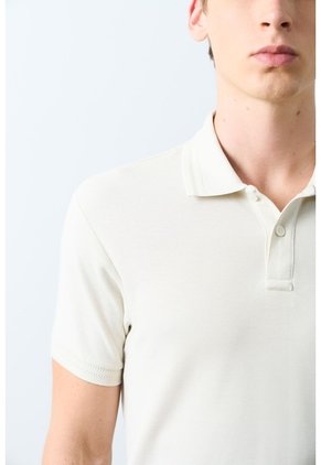 Polo Manga Corta Essential Para Hombre Textura Polo Manga Corta Essential Para Hombre Textura Arena XL VÉLEZ