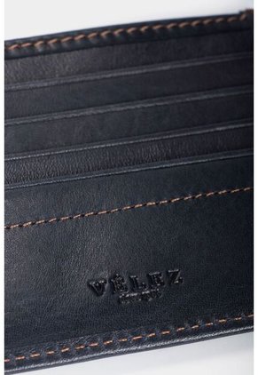 Billetera Humanista De Cuero Para Hombre Costuras Contraste Azul Oscuro Billetera Humanista De Cuero Para Hombre Costuras Contraste Azul Oscuro VÉLEZ