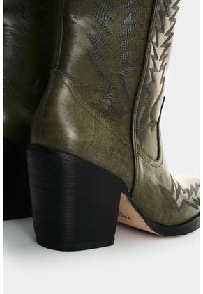 Botas De Cuero Bordado Para Mujer Elia Botas De Cuero Bordado Para Mujer Elia Verde 38 VÉLEZ