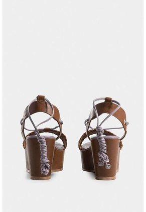 Sandalia Plataforma Caval 2.0 De Cuero Para Mujer Amarre Al Talón Sandalia Plataforma Caval 2.0 De Cuero Para Mujer Amarre Al Talón Miel 40 Vélez