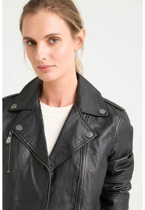 Chaqueta Biker De Cuero Para Mujer Charreteras Negro Chaqueta Biker De Cuero Para Mujer Charreteras Negro XX VÉLEZ