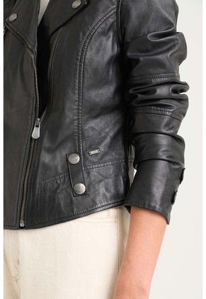 Chaqueta Biker De Cuero Para Mujer Charreteras Negro Chaqueta Biker De Cuero Para Mujer Charreteras Negro XX VÉLEZ