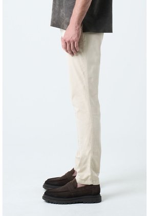 Pantalón Chino Italo Para Hombre Semifitted Pantalón Chino Italo Para Hombre Semifitted Crema 36 VÉLEZ