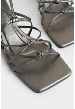 Sandalia Tacón Viena De Cuero Para Mujer Capellada Anudada Sandalia Tacón Viena De Cuero Para Mujer Capellada Anudada Plata 39 Vélez