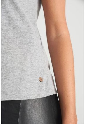 Camiseta Millare Para Mujer Manga Corta Gris Camiseta Millare Para Mujer Manga Corta Gris XS VÉLEZ