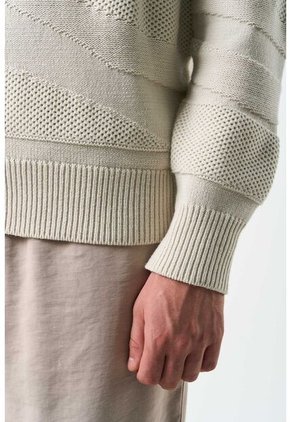 Sweater Cuello Redondo Calafate Para Hombre Efecto Texturas Sweater Cuello Redondo Calafate Para Hombre Efecto Texturas Crema M VÉLEZ