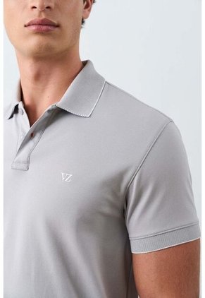 Polo Manga Corta Solan Para Hombre Semi Fitted Polo Manga Corta Solan Para Hombre Semi Fitted Crema XL VÉLEZ