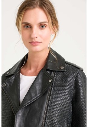 Chaqueta Claire Tejida De Cuero Para Mujer Silueta Biker Chaqueta Claire Tejida De Cuero Para Mujer Silueta Biker Negro XXL VÉLEZ