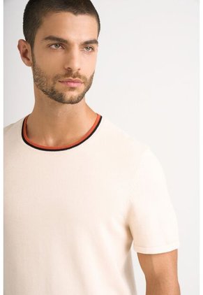 Camiseta Tejida Lepus De Algodón Para Hombre Cuello En Contraste Camiseta Tejida Lepus De Algodón Para Hombre Cuello En Contraste Arena XX Vélez