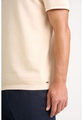 Camiseta Tejida Lepus De Algodón Para Hombre Cuello En Contraste Camiseta Tejida Lepus De Algodón Para Hombre Cuello En Contraste Arena XX Vélez