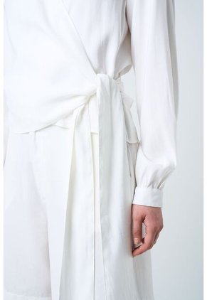 Camisa Iris Silueta Wrap Para Mujer Amarre En Costado Camisa Iris Silueta Wrap Para Mujer Amarre En Costado Crema L VÉLEZ