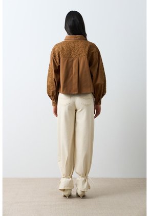 Chaqueta Aguamarina De Tela Para Mujer Bordados En Gamuza Chaqueta Aguamarina De Tela Para Mujer Bordados En Gamuza Miel L VÉLEZ