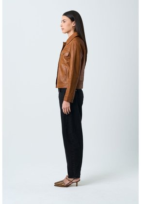 Chaqueta Kalahari De Cuero Para Mujer Silueta Trucker Chaqueta Kalahari De Cuero Para Mujer Silueta Trucker Miel XXL VÉLEZ