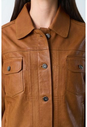 Chaqueta Kalahari De Cuero Para Mujer Silueta Trucker Chaqueta Kalahari De Cuero Para Mujer Silueta Trucker Miel XXL VÉLEZ