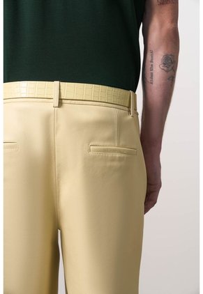 Pantalón En Cuero Para Hombre Pantalón En Cuero Para Hombre Amarillo 36 VÉLEZ