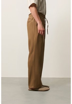 Pantalón Relaxed Fit Para Hombre Elon Pantalón Relaxed Fit Para Hombre Elon Tabaco 30 VÉLEZ