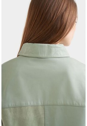 Camisa Samur De Cuero Y Gamuza Silueta Oversized Camisa Samur De Cuero Y Gamuza Silueta Oversized Agua Marina M VÉLEZ