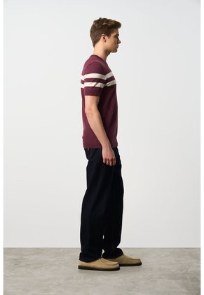 Camiseta Franjas 2 Tejida Para Hombre Manga Corta Camiseta Franjas 2 Tejida Para Hombre Manga Corta Vinotinto M VÉLEZ