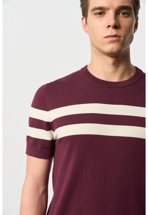 Camiseta Franjas 2 Tejida Para Hombre Manga Corta Camiseta Franjas 2 Tejida Para Hombre Manga Corta Vinotinto M VÉLEZ