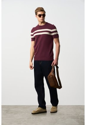 Camiseta Franjas 2 Tejida Para Hombre Manga Corta Camiseta Franjas 2 Tejida Para Hombre Manga Corta Vinotinto M VÉLEZ