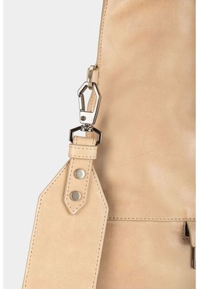 Shopping Amatista De Cuero Para Mujer Detalle De Taches Metálicos Shopping Amatista De Cuero Para Mujer Detalle De Taches Metálicos Kaky Vélez