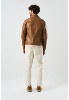 Chaqueta Trucker Paraná De Cuero Para Hombre Corte Clásico Chaqueta Trucker Paraná De Cuero Para Hombre Corte Clásico Miel XX VÉLEZ
