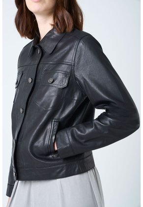 Chaqueta Kalaha De Cuero Para Mujer Silueta Trucker Chaqueta Kalaha De Cuero Para Mujer Silueta Trucker Negro M VÉLEZ