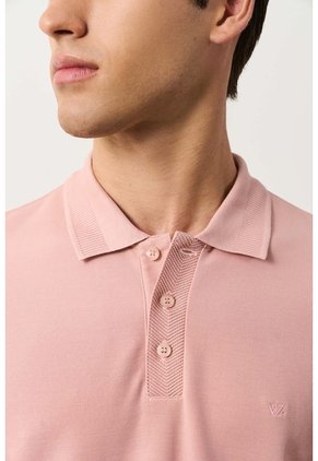 Polo Para Hombre Semi Fit Detalle Jacquard Polo Para Hombre Semi Fit Detalle Jacquard Coral XXL VÉLEZ