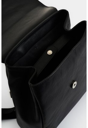 Morral Rosario De Cuero Para Mujer Corte Hexagonal Morral Rosario De Cuero Para Mujer Corte Hexagonal Negro VÉLEZ