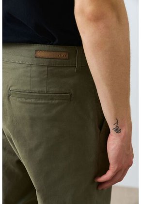 Pantalón Apis En Drill Para Hombre Silueta Baggy Pantalón Apis En Drill Para Hombre Silueta Baggy Verde Oliva 30 VÉLEZ