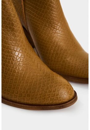 Botines De Cuero Grabado Para Mujer Alpha Botines De Cuero Grabado Para Mujer Alpha Miel 37 VÉLEZ