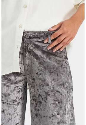 Pantalón Marte En Velvet Para Mujer Silueta Wide Leg Pantalón Marte En Velvet Para Mujer Silueta Wide Leg Gris 06 Vélez