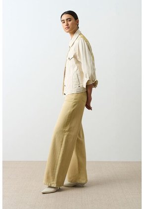 Chaqueta Circe Trucker En Black Denim Aplique Bordado Chaqueta Circe Trucker En Black Denim Aplique Bordado Crema L VÉLEZ