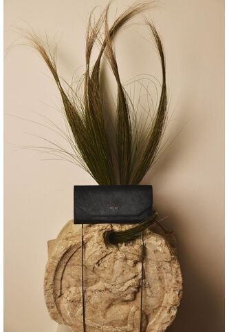 Porta Chequera Kauai De Cuero Pelo Para Mujer Corte Hexagonal Porta Chequera Kauai De Cuero Pelo Para Mujer Corte Hexagonal Negro VÉLEZ Vélez