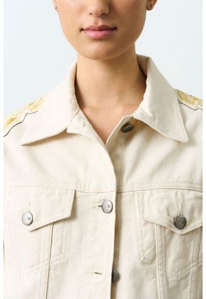 Chaqueta Circe Trucker En Black Denim Aplique Bordado Chaqueta Circe Trucker En Black Denim Aplique Bordado Crema L VÉLEZ