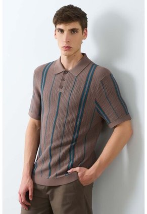 Polo Manga Corta Tejida Para Hombre Espectral Polo Manga Corta Tejida Para Hombre Espectral Tabaco L VÉLEZ