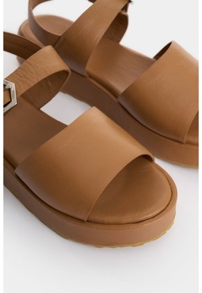 Sandalia Plataforma Maia De Cuero Para Mujer Hexágono Sandalia Plataforma Maia De Cuero Para Mujer Hexágono Miel 40 VÉLEZ