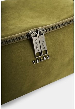 Cosmetiquera En Cuero Para Hombre Nacar Cosmetiquera En Cuero Para Hombre Nacar Verde Oliva VÉLEZ