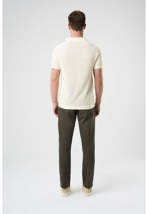 Pantalón Aron En Lino Para Hombre Ribete Cuero Pantalón Aron En Lino Para Hombre Ribete Cuero Verde Oliva 38 VÉLEZ