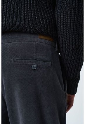 Pantalón Orión Prenses Para Hombre Semi Holgado Pantalón Orión Prenses Para Hombre Semi Holgado Gris 38 VÉLEZ