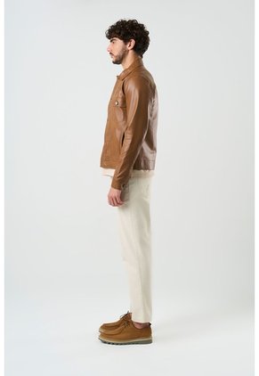 Chaqueta Trucker Paraná De Cuero Para Hombre Corte Clásico Chaqueta Trucker Paraná De Cuero Para Hombre Corte Clásico Miel XX VÉLEZ