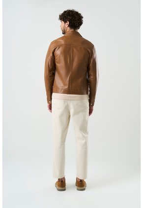 Chaqueta Trucker Paraná De Cuero Para Hombre Corte Clásico Chaqueta Trucker Paraná De Cuero Para Hombre Corte Clásico Miel XX VÉLEZ