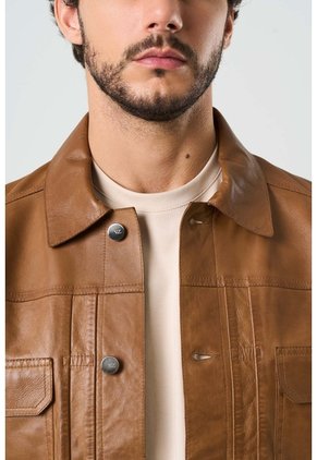 Chaqueta Trucker Paraná De Cuero Para Hombre Corte Clásico Chaqueta Trucker Paraná De Cuero Para Hombre Corte Clásico Miel XX VÉLEZ