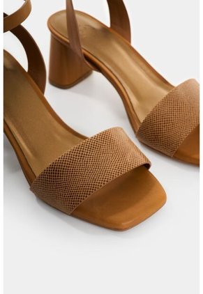 Sandalia Tacón De Cuero Grabado Para Mujer Kril Sandalia Tacón De Cuero Grabado Para Mujer Kril Miel 38 VÉLEZ