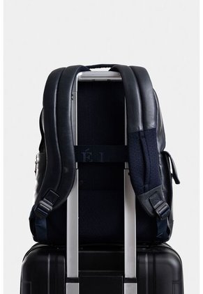 Morral Tropical Escape 2 De Cuero Liso Para Hombre Detalles Cuero Gamuzado Morral Tropical Escape 2 De Cuero Liso Para Hombre Detalles Cuero Gamuzado Azul Oscuro Vélez