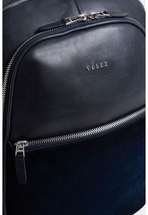 Morral Tropical Escape 2 De Cuero Liso Para Hombre Detalles Cuero Gamuzado Morral Tropical Escape 2 De Cuero Liso Para Hombre Detalles Cuero Gamuzado Azul Oscuro Vélez