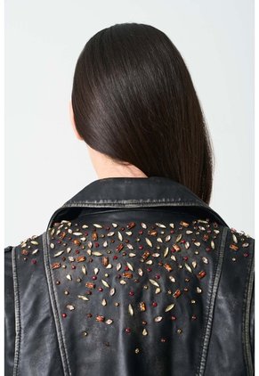 Chaqueta Biker De Cuero Para Mujer Cristales Chaqueta Biker De Cuero Para Mujer Cristales Negro Perlado XL VÉLEZ